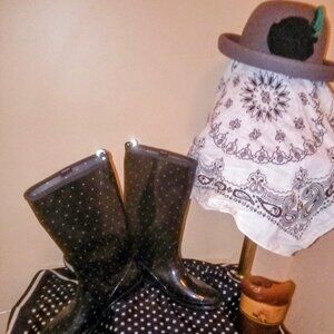 SIZE 10 POLKA DOT RAINBOOTS AND COORDINATING VINTAGE HAT